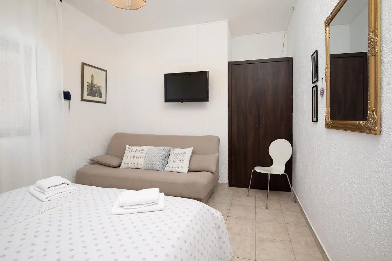 Apartments Dadic With Parking & Playground Medolino