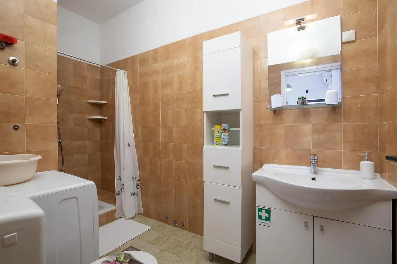 Apartments Dadic With Parking & Playground Medulin