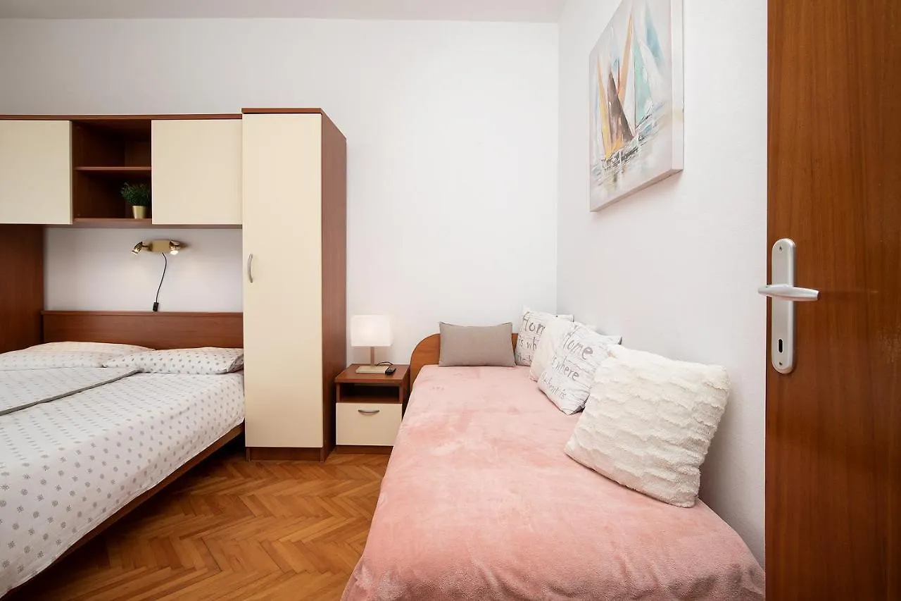 Apartments Dadic With Parking & Playground Medulin