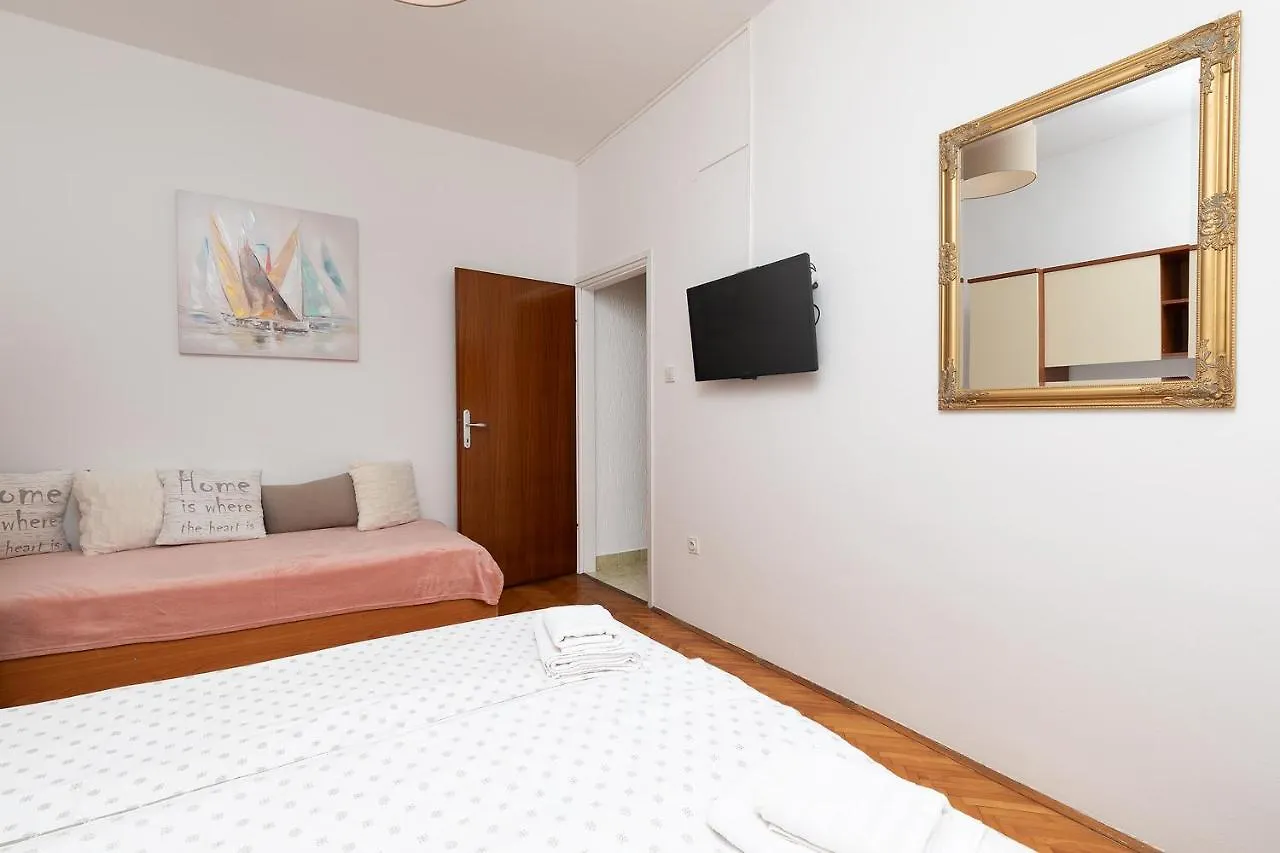 Apartments Dadic With Parking & Playground Medulin