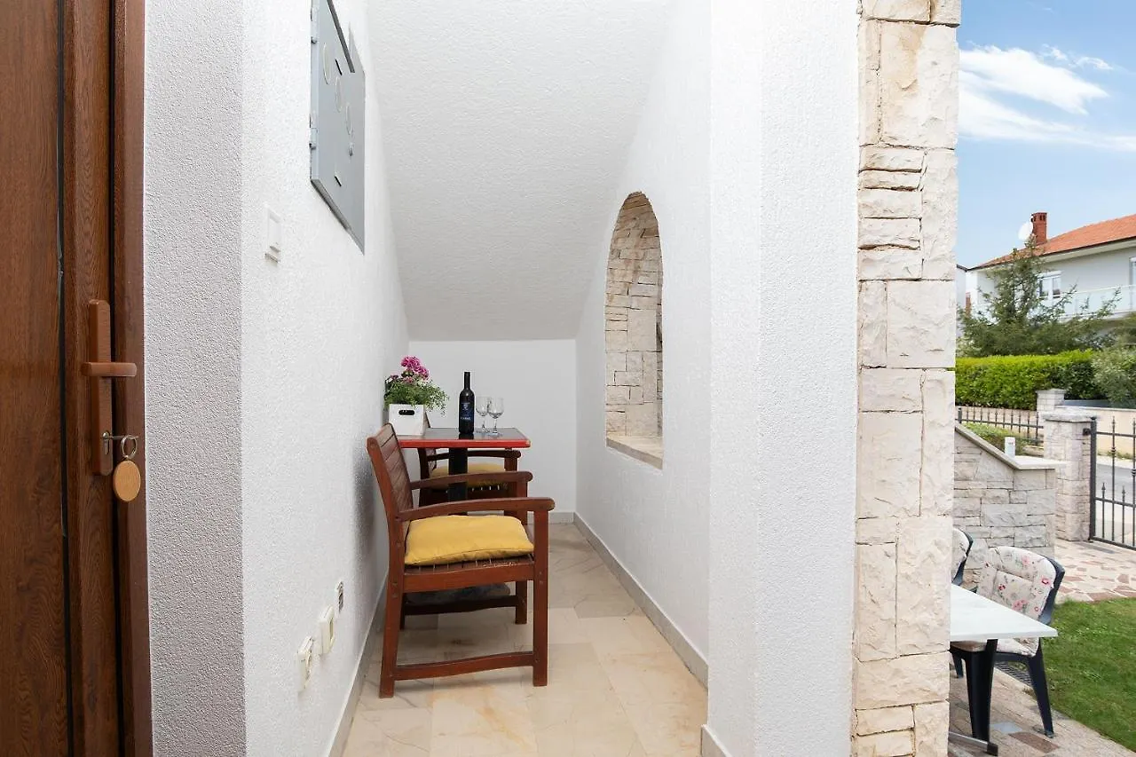 Apartments Dadic With Parking & Playground Medolino