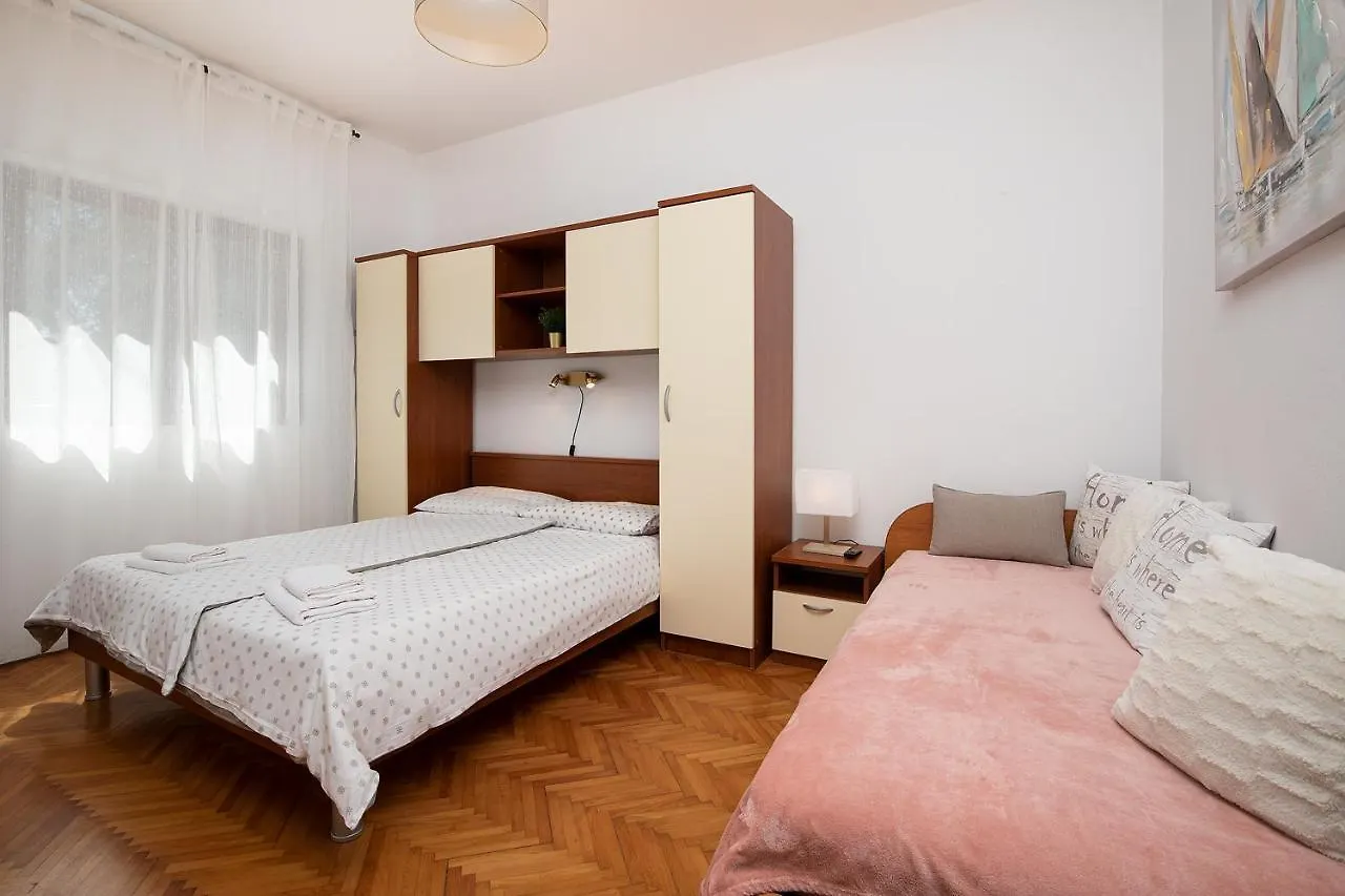 Apartments Dadic With Parking & Playground Medolino