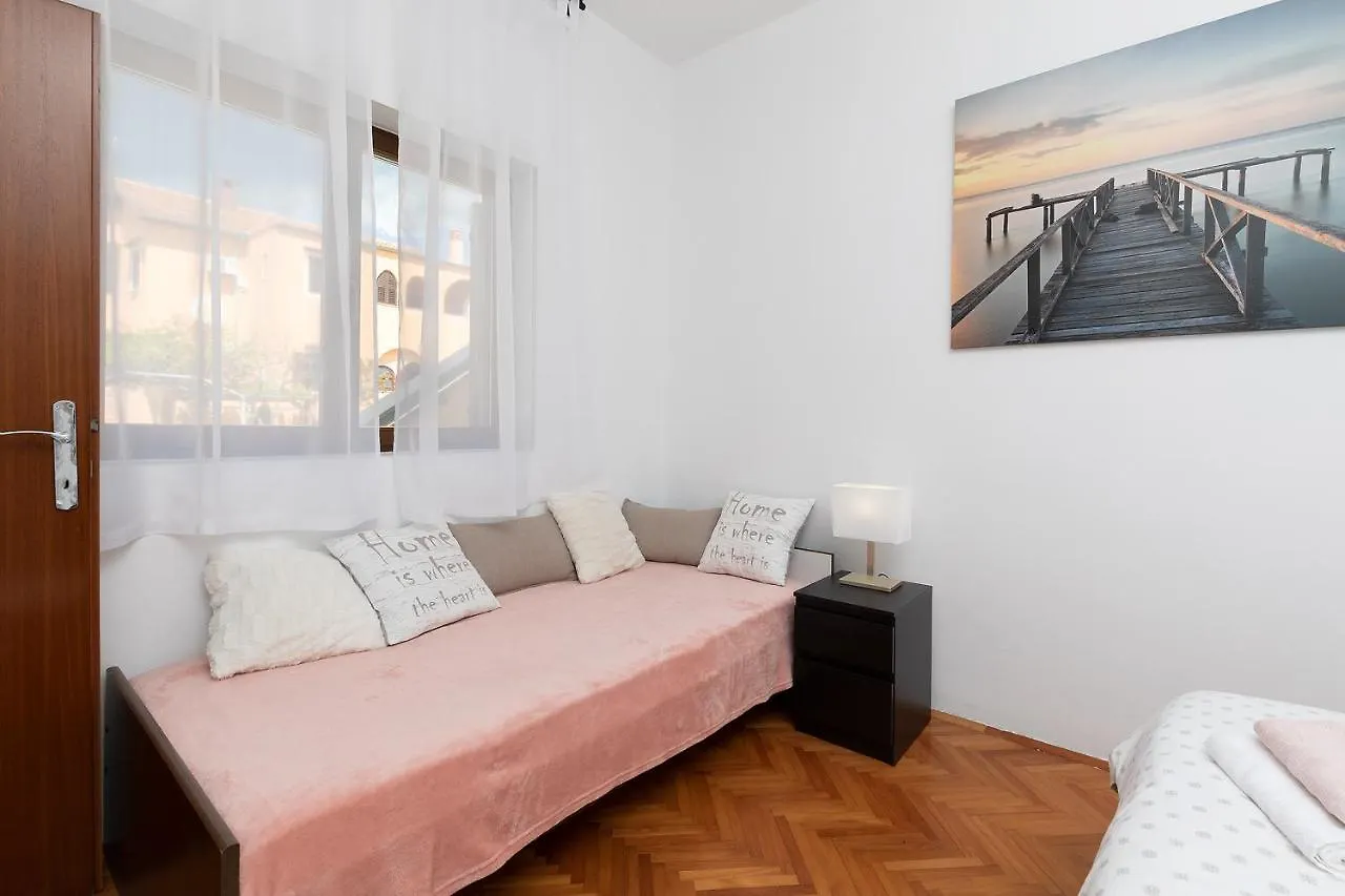 Apartments Dadic With Parking & Playground Medolino