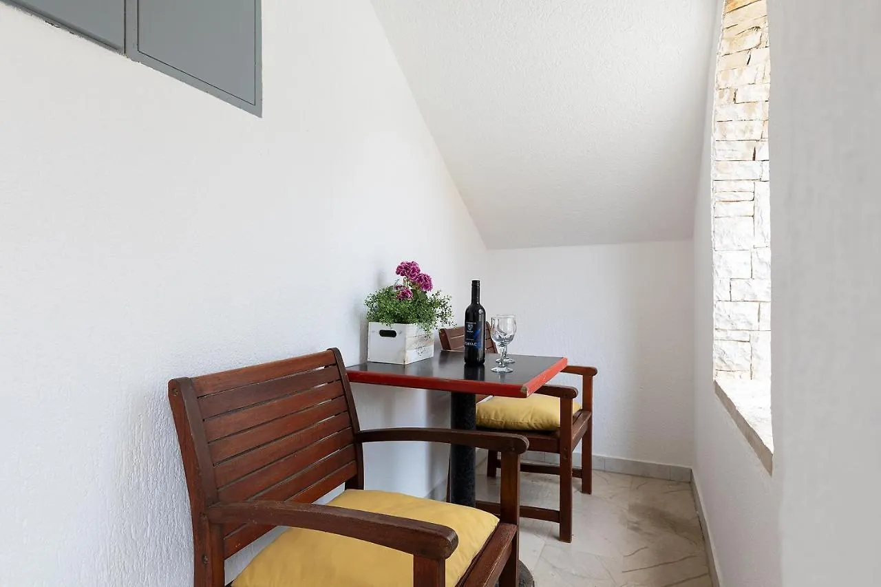 Apartments Dadic With Parking & Playground Medolino