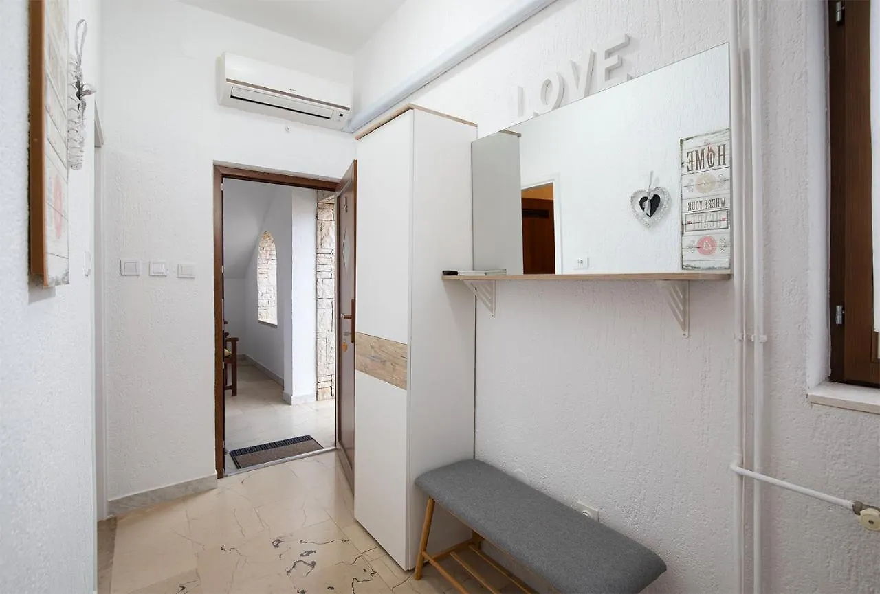Apartments Dadic With Parking & Playground Medulin