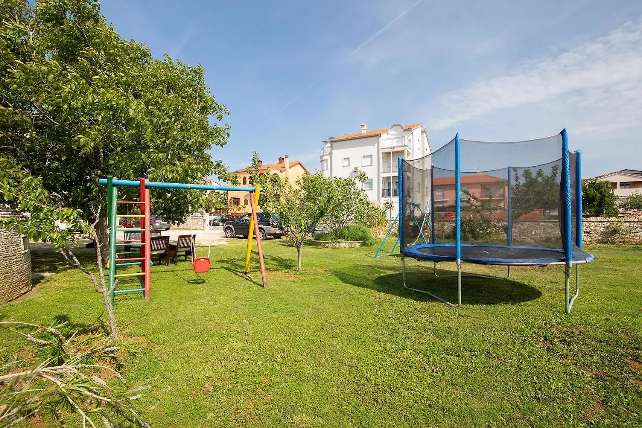 Apartments Dadic With Parking & Playground Medolino Croazia