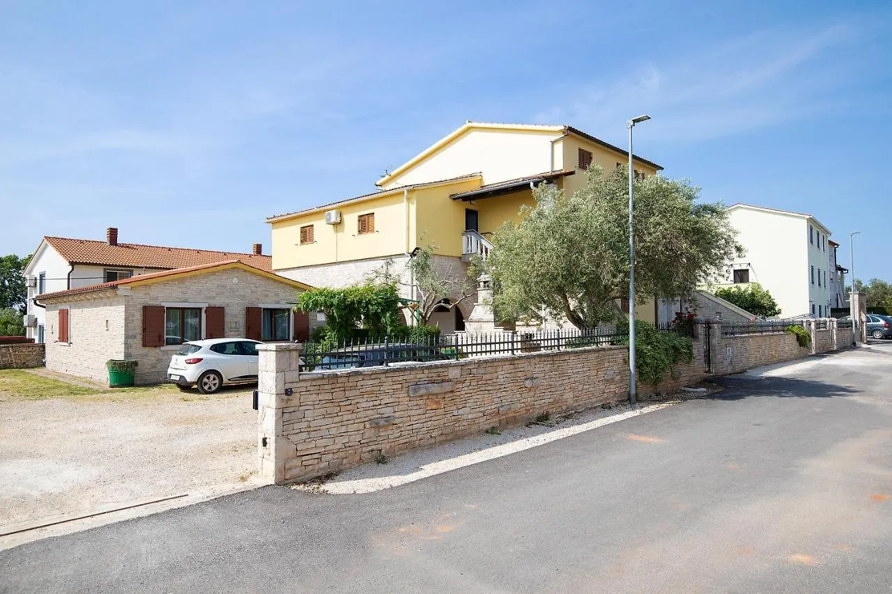 Apartments Dadic With Parking & Playground Medolino