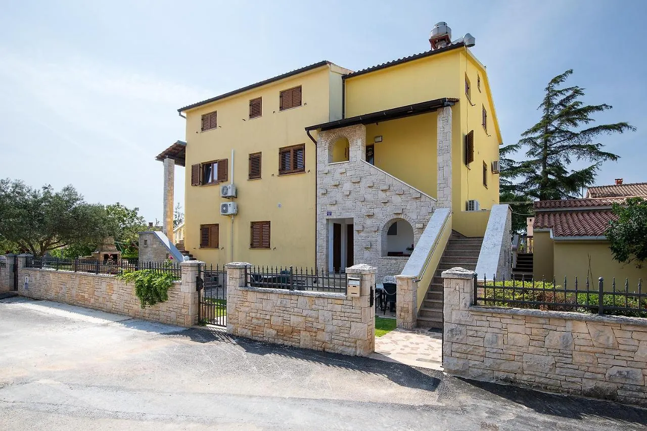 Apartments Dadic With Parking & Playground Medolino