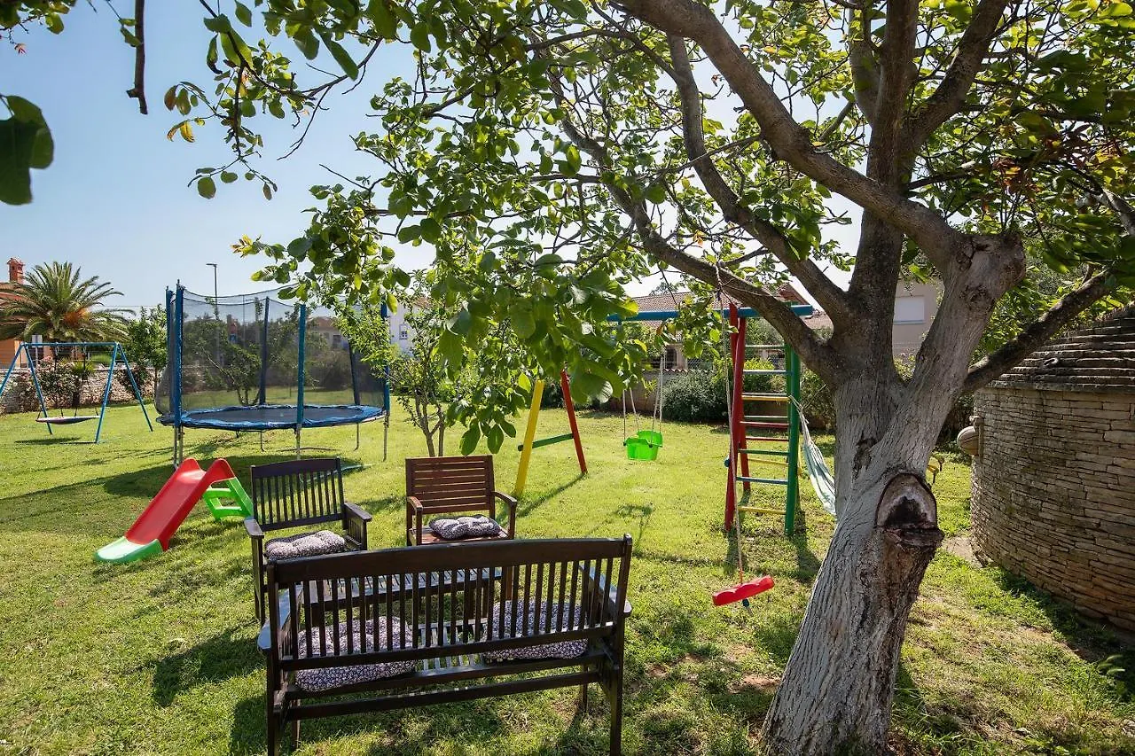 Apartments Dadic With Parking & Playground Medolino