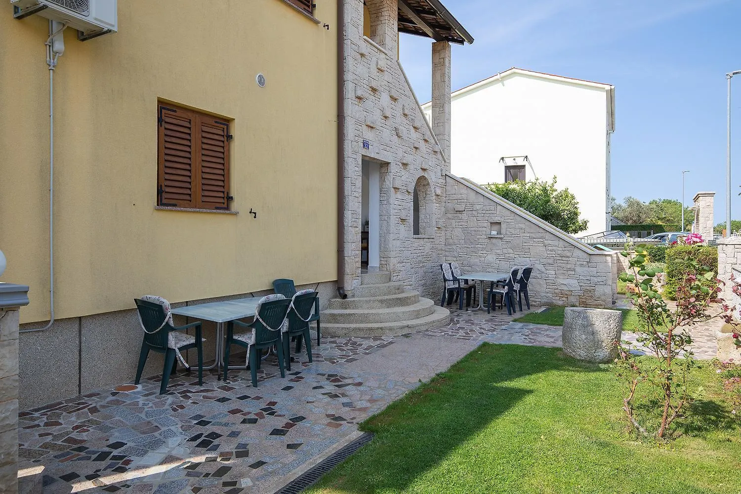 Apartments Dadic With Parking & Playground Medolino