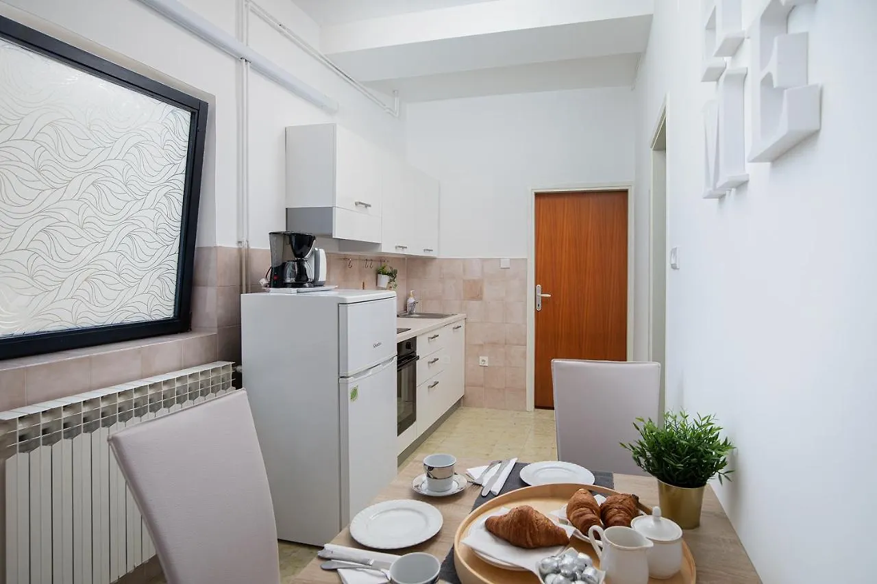 Apartments Dadic With Parking & Playground Medulin