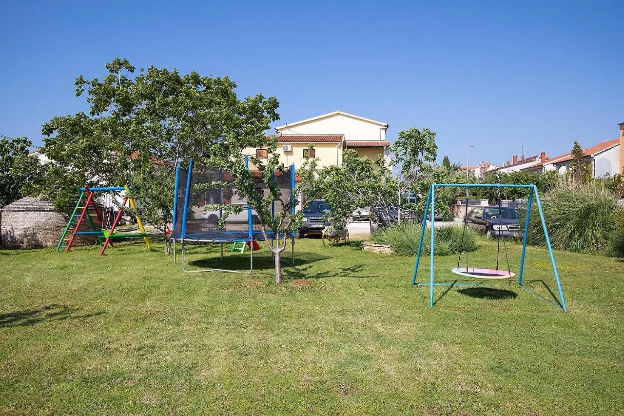 Apartments Dadic With Parking & Playground Medulin